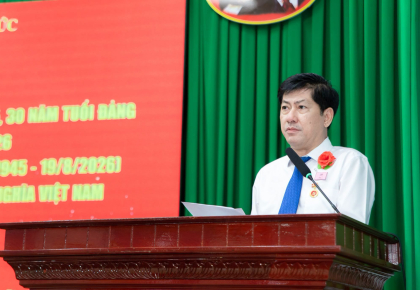 ĐỒNG CHÍ NGUYỄN NGỌC HIỂN – BÍ THƯ ĐẢNG ỦY, HIỆU TRƯỞNG NHÀ TRƯỜNG VINH DỰ NHẬN HUY HIỆU 30 NĂM TUỔI ĐẢNG