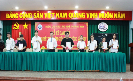 Lễ ký cam kết giải quyết việc làm giữa nhà trường và học sinh, sinh viên
