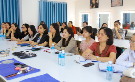 Buổi báo cáo kỹ năng trang điểm của sinh viên năm 2 ngành Chăm sóc sắc đẹp