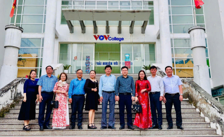 CHI BỘ ĐÀO TẠO – CÔNG TÁC HSSV TỔ CHỨC LỄ KẾT NẠP ĐẢNG VIÊN MỚI CHO CÔ TĂNG MINH HIẾU