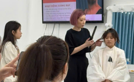 Sinh viên ngành Chăm sóc sắc đẹp học tập thực hành với chuyên đề “TRANG ĐIỂM BẰNG CÔNG NGHỆ AIRBRUSH” với giảng viên người Nhật