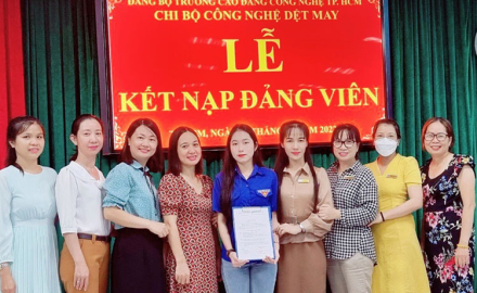 Chi bộ Công nghệ dệt may, Trường Cao đẳng công nghệ Tp. Hồ Chí Minh kết nạp Đảng viên mới