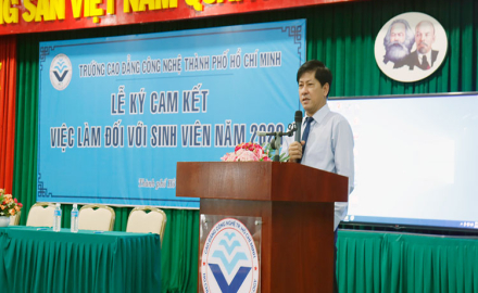 LỄ KÝ CAM KẾT GIẢI QUYẾT VIỆC LÀM GIỮA NHÀ TRƯỜNG VÀ SINH VIÊN NĂM 2023