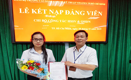 Chi bộ Công tác học sinh, sinh viên – Quan hệ doanh nghiệp  kết nạp Đảng viên là sinh viên