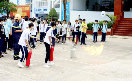 TRƯỜNG CAO ĐẲNG CÔNG NGHỆ TP.HCM TẬP HUẤN CÔNG TÁC PHÒNG CHÁY, CHỮA CHÁY CHO HSSV NĂM 2023