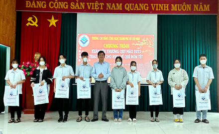 Công đoàn trường tổ chức chương trình trao quà cho HSSV về quê đón Tết Nguyên đán xuân Quý mão 2023