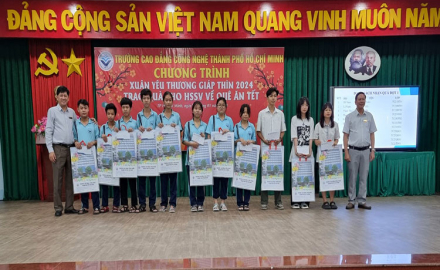 CÔNG ĐOÀN TRƯỜNG TỔ CHỨC CHƯƠNG TRÌNH TRAO QUÀ CHO HSSV VỀ QUÊ ĐÓN TẾT NGUYÊN ĐÁN XUÂN GIÁP THÌN 2024