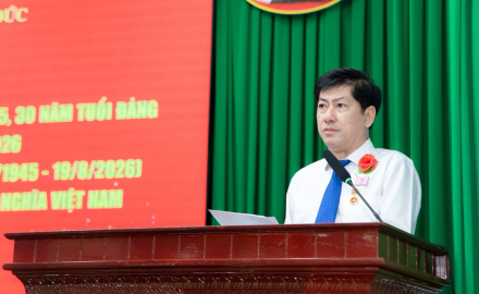 ĐỒNG CHÍ NGUYỄN NGỌC HIỂN – BÍ THƯ ĐẢNG ỦY, HIỆU TRƯỞNG NHÀ TRƯỜNG VINH DỰ NHẬN HUY HIỆU 30 NĂM TUỔI ĐẢNG