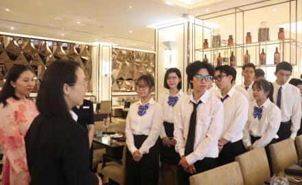 SINH VIÊN NGÀNH QUẢN TRỊ NHÀ HÀNG & DỊCH VỤ ĂN UỐNG VÀ KỸ THUẬT CHẾ BIẾN MÓN ĂN TRƯỜNG CAO ĐẲNG CÔNG NGHỆ TP.HCM THAM QUAN, TRẢI NGHIỆM THỰC TẾ TẠI CARAVELLE SAIGON
