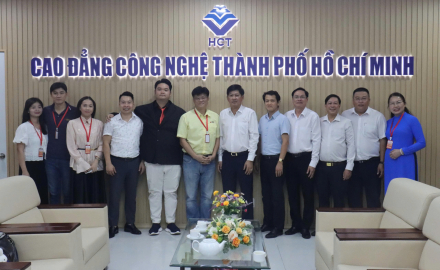 LÀM VIỆC GIỮA NHÀ TRƯỜNG VÀ CÔNG TY TNHH AMPACS INTERNATIONAL