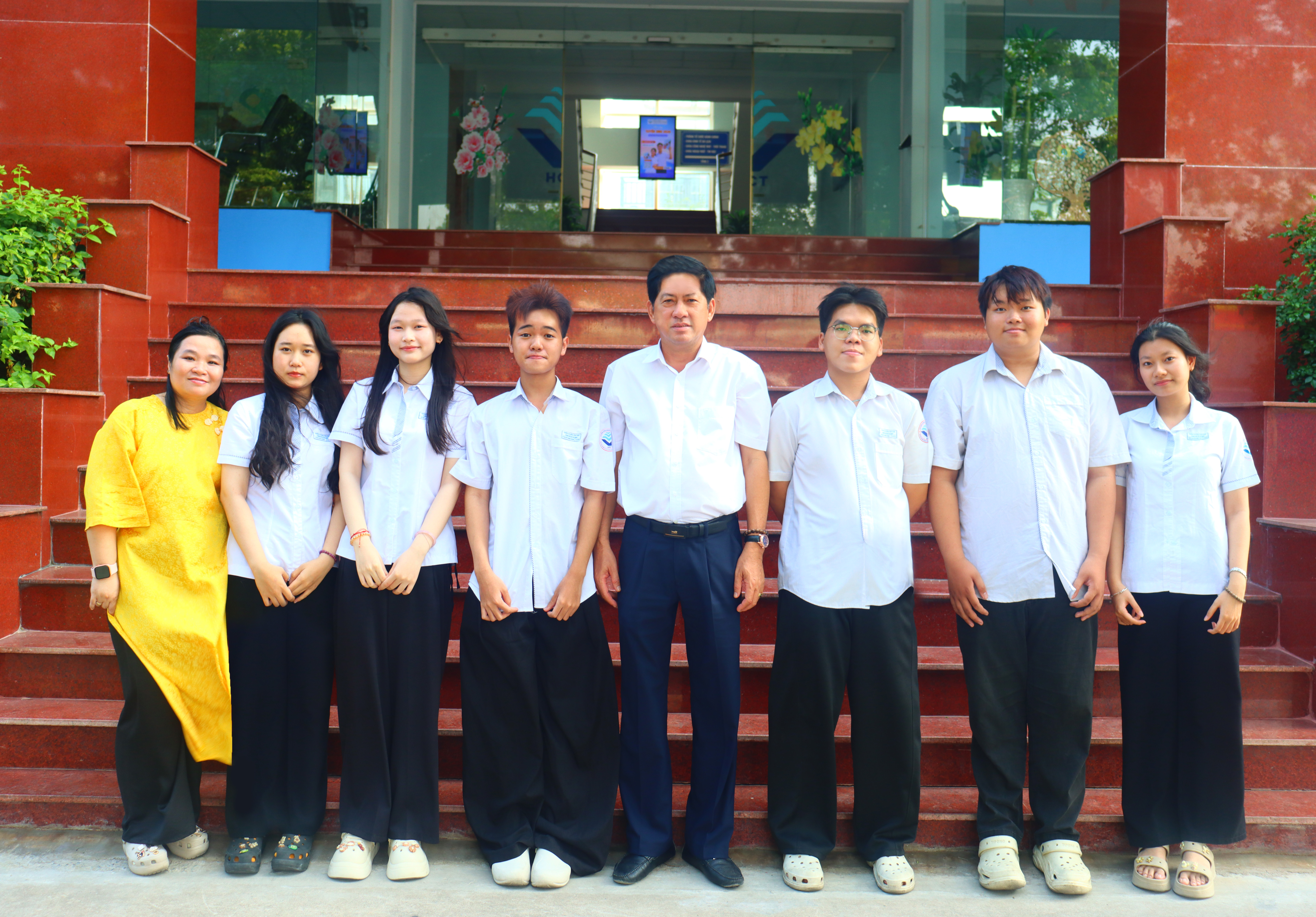 Các em học sinh chụp cùng với Thầy Nguyễn Ngọc Hiển, Bí thư Đảng ủy, Hiệu trưởng trường Cao đẳng Công nghệ Thành phố Hồ Chí Minh 