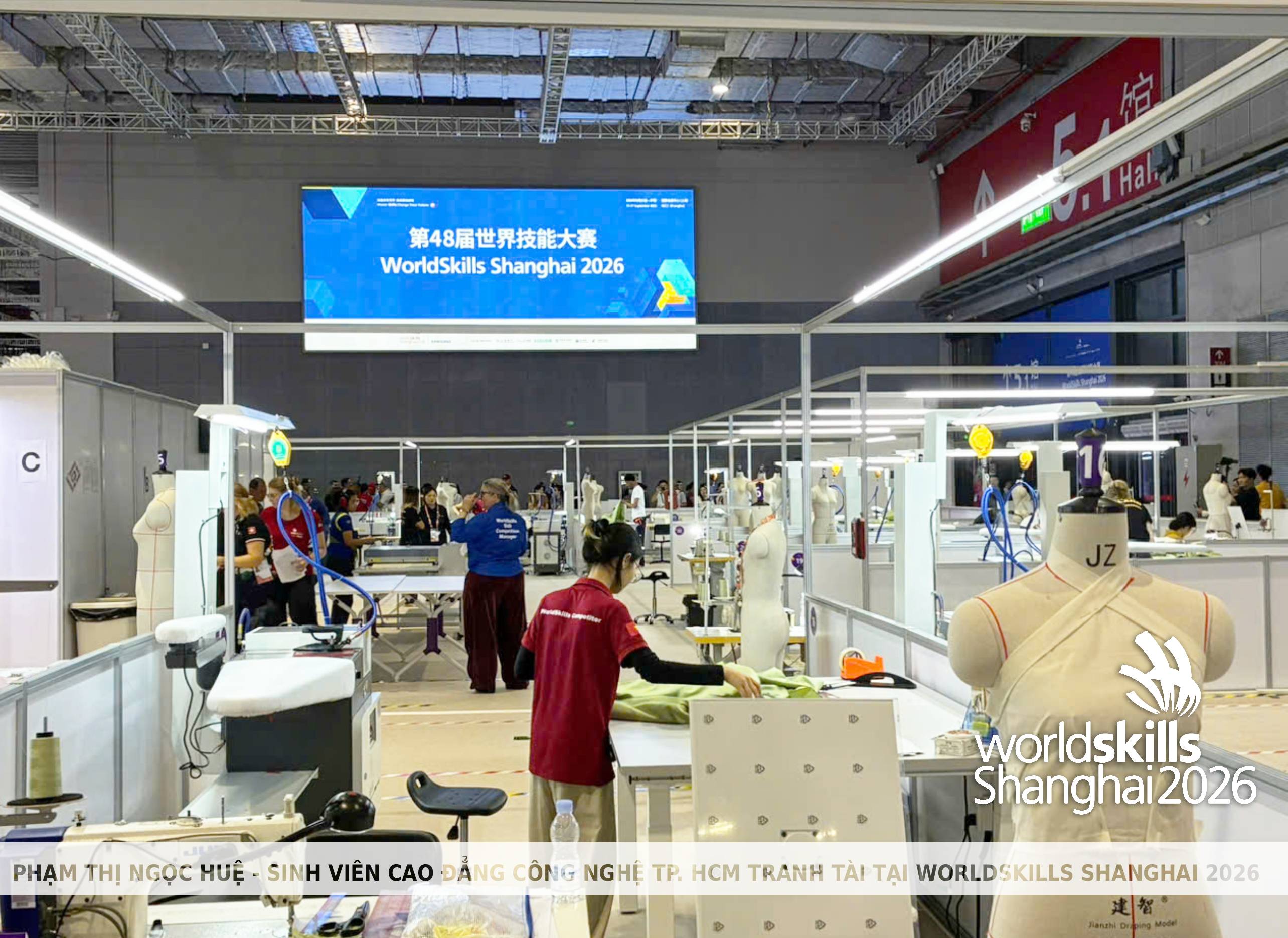 PHẠM THỊ NGỌC HUỆ ĐANG TẬP TRUNG TRONG PHẦN THI CỦA MÌNH TẠI ĐẤU TRƯỜNG QUỐC TẾ WORLDSKILLS SHANGHAI 2026