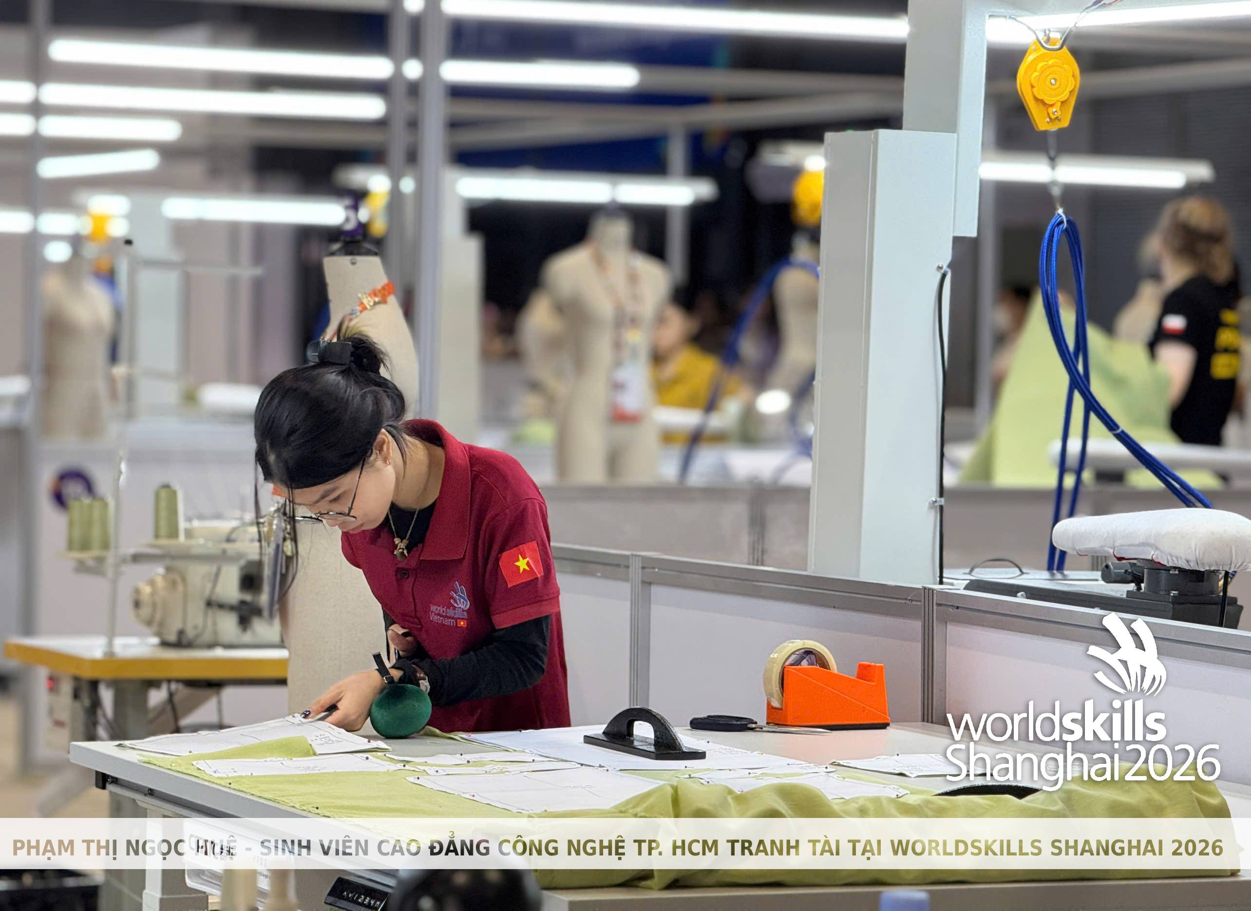 PHẠM THỊ NGỌC HUỆ ĐANG TẬP TRUNG TRONG PHẦN THI CỦA MÌNH TẠI ĐẤU TRƯỜNG QUỐC TẾ WORLDSKILLS SHANGHAI 2026