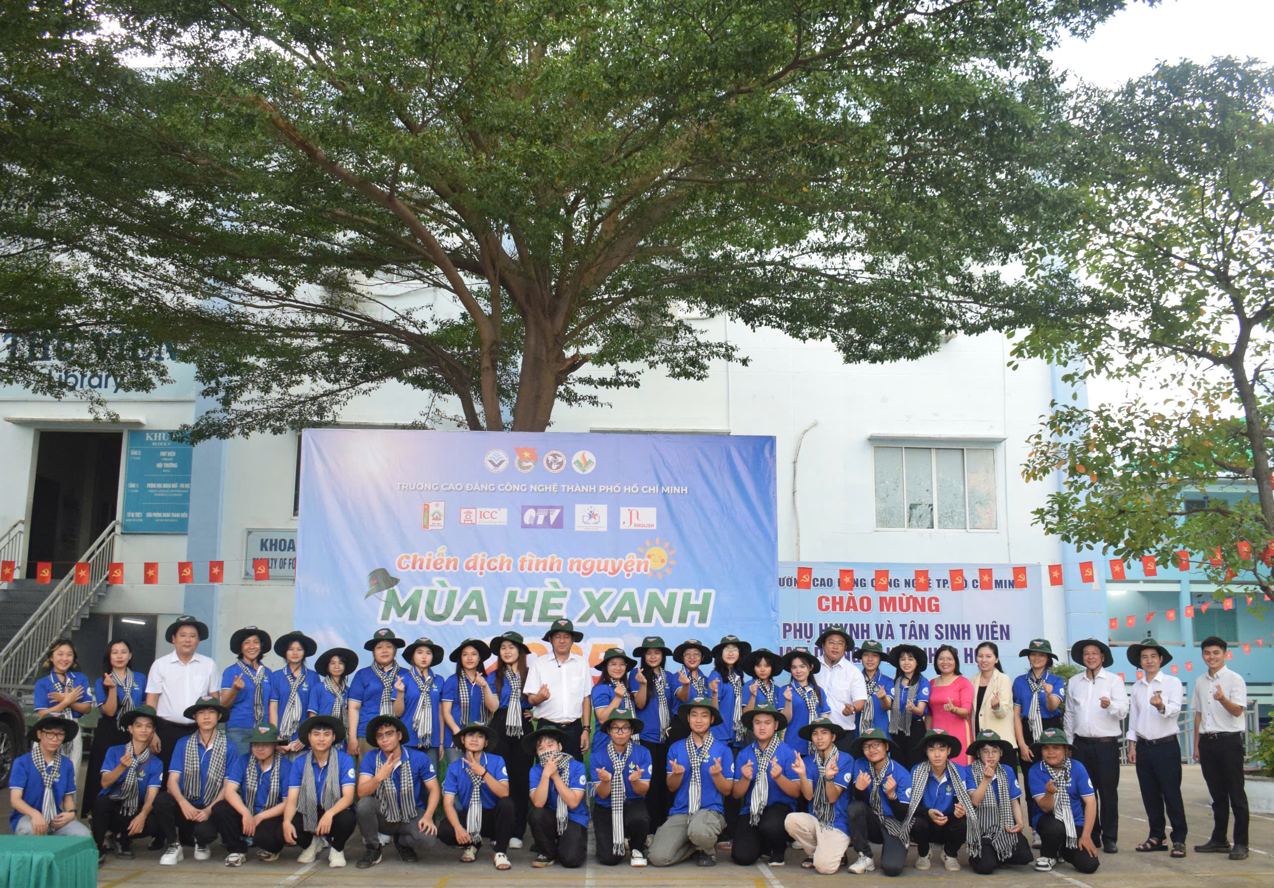 Ban Giám hiệu và Chiến sĩ lưu niệm