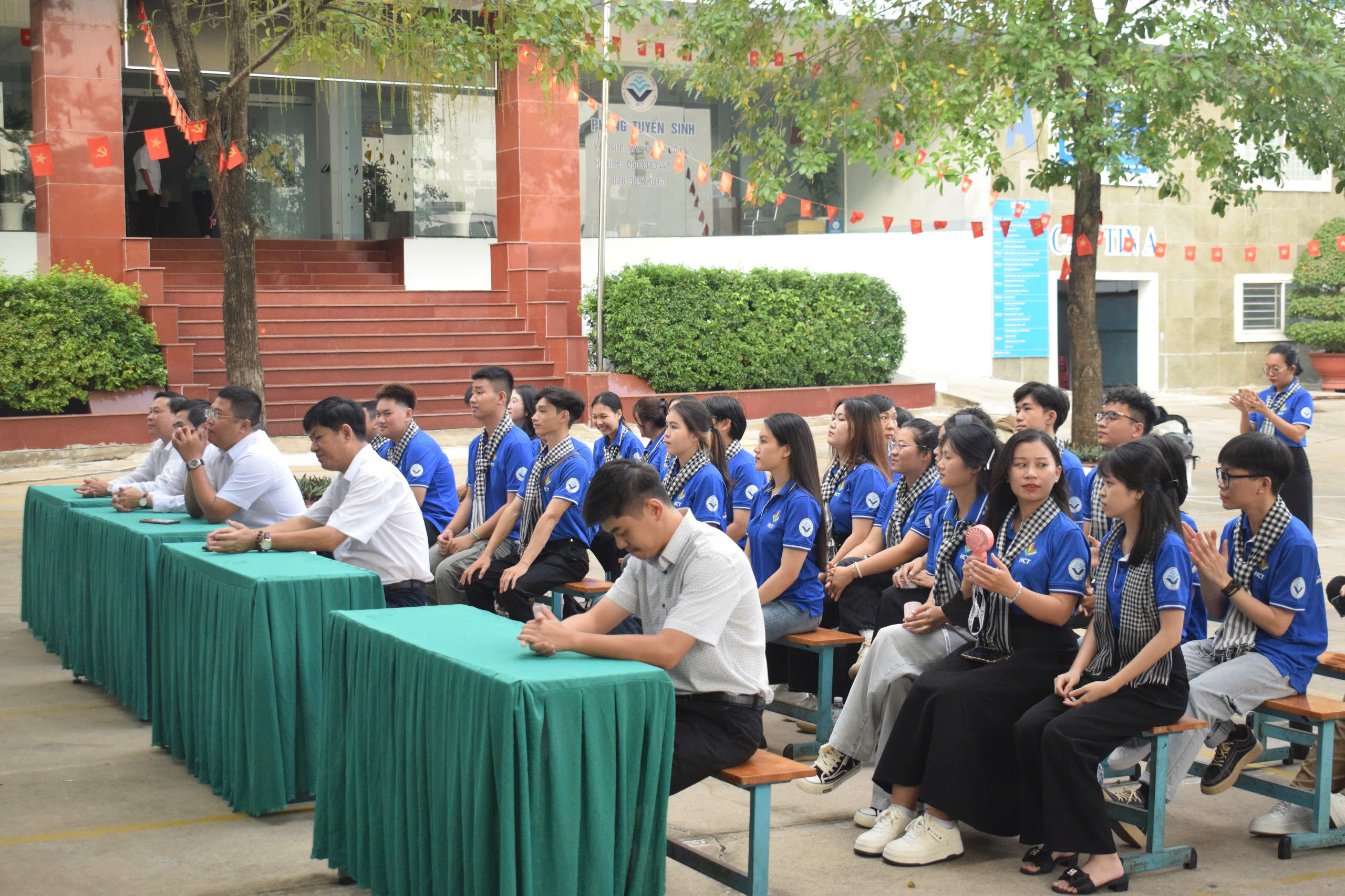 Ban Giám hiệu và Chiến sĩ lưu niệm