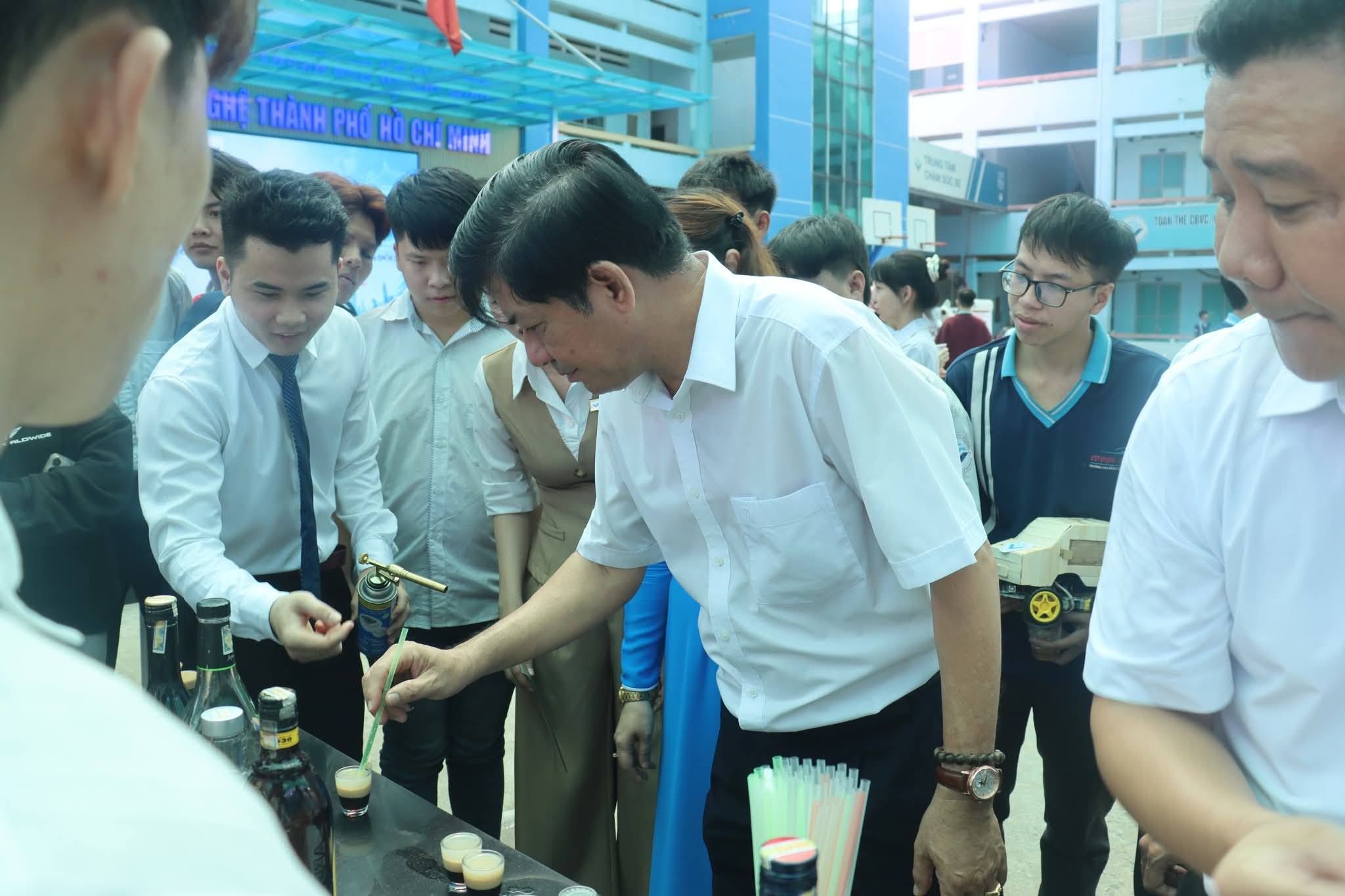 TRƯỜNG CAO ĐẲNG CÔNG NGHỆ THÀNH PHỐ HỒ CHÍ MINH